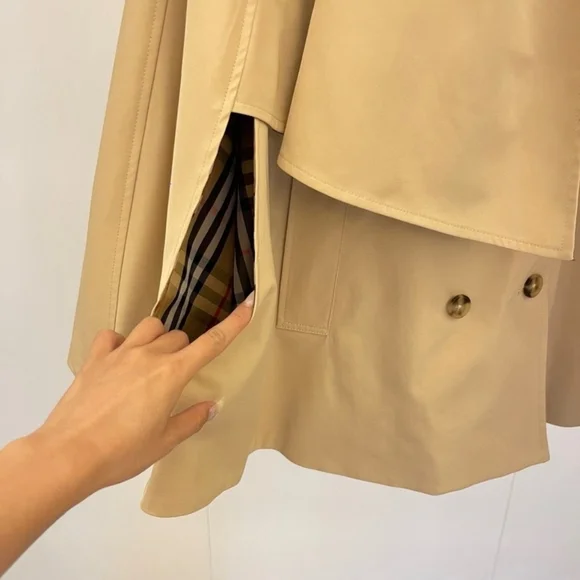 Burberry Double-Breasted Short Trench Cape - Picture 8 of 8